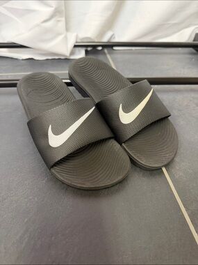 Nike boys Black & White Slide Sandals size 2